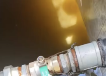 Kompania private shkallmon tubacionet e ujit te “Komuna e Parisit” në Tiranë, llumi pushton depozitat e pallateve